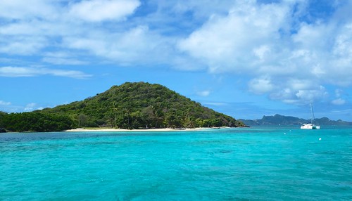Lush cays in the blue ocean