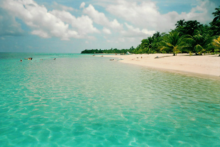Clear blue water at a beach in Roatan