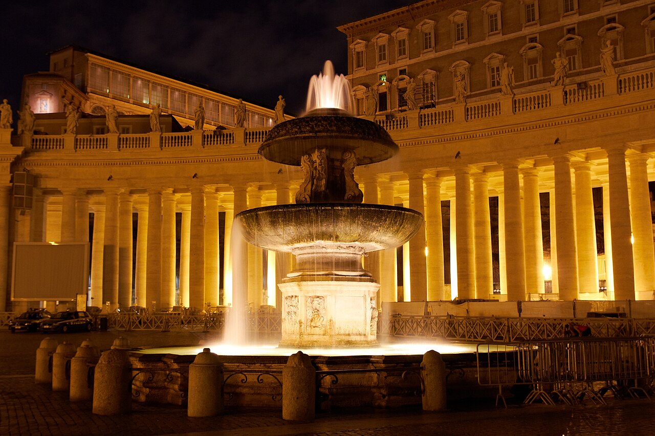 Fountain of Carlo Maderno at night
